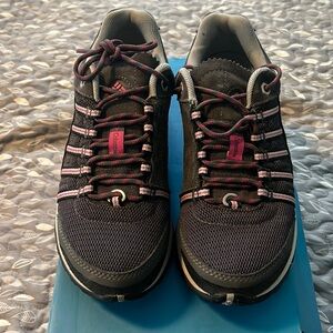 Women’s Columbia Culvert Omni-tech Dark grey/pink hiking shoes, size 6
